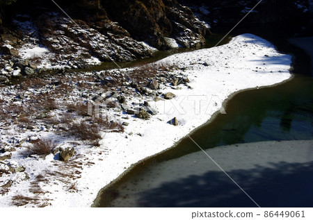 奧吉野溪谷大橋水壩的雪山溪流 奧吉野溪谷大橋水壩的雪山溪流 86449061