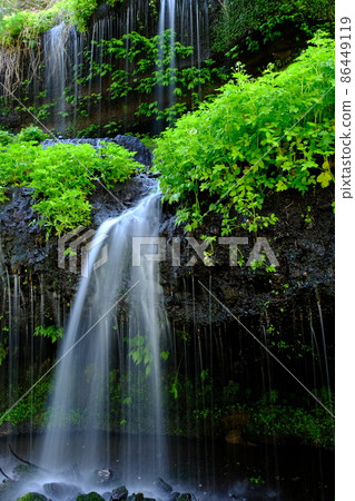 Clear stream Tsuru city, the road to Tarojiro Falls 86449119