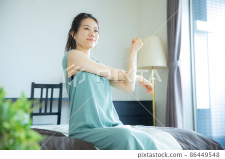A woman in the bedroom 86449548
