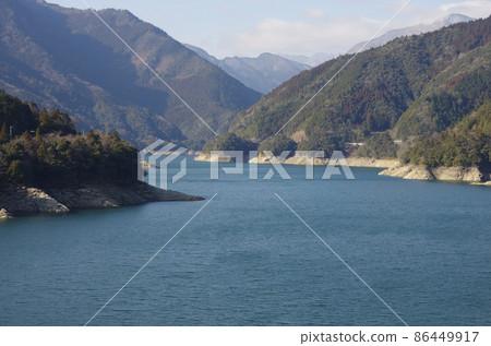 冬季速見浦水壩的水壩湖 冬季速見浦水壩的水壩湖 86449917