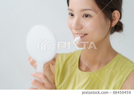 30 多歲白色背景中的牙科護理女性 30 多歲白色背景中的牙科護理女性 86450459