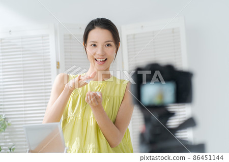 Makeup video shooting, female in her 20s 86451144