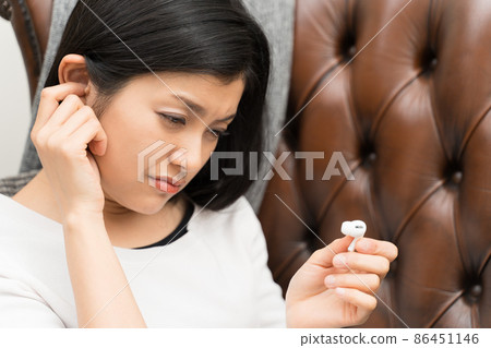 Women who feel discomfort in their ears after using earphones for a long time Earphone otitis externa 86451146