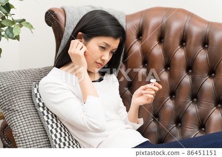 Women who feel discomfort in their ears after using earphones for a long time Earphone otitis externa Women who feel discomfort in their ears after using earphones for a long time Earphone otitis externa 86451151