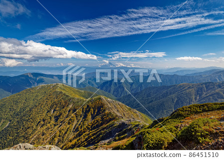 從秋色的南阿爾卑斯山北嶽山頂看到的池山山脊和富士山 86451510