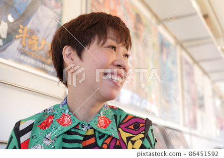 微笑轉身的女性照片 Pose model 微笑美女形象 微笑轉身的女性照片 Pose model 微笑美女形象 86451592