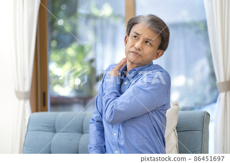 Middle man with shoulder pain Shoulder pain 86451697