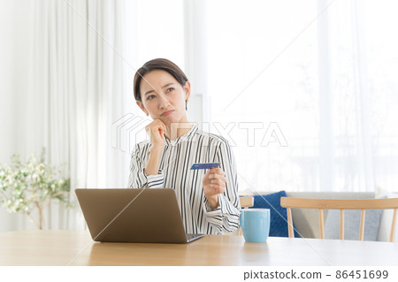 信用卡筆記本電腦困擾女性 86451699