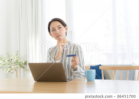 信用卡筆記本電腦困擾女性 86451700