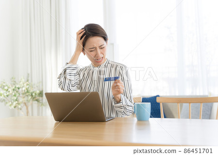 信用卡筆記本電腦困擾女性 86451701