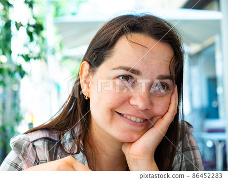 Portrait of a smiling woman Portrait of a smiling woman 86452283