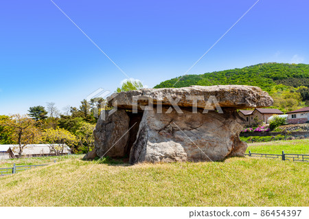 Jeomgol Dolmen near Ganghwa Jeomgol Dolmen near Ganghwa 86454397