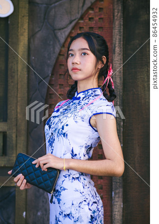 Asian woman in traditional Chinese dress or Qipao 86454932