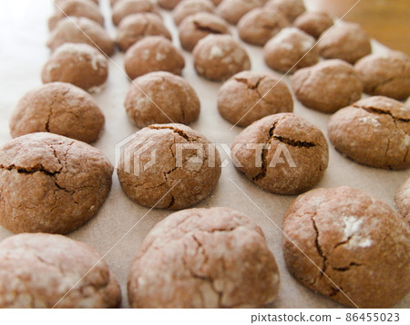 Making sweets Chocolate crinkle cookies 86455023