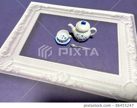 時尚的茶壺和茶杯 時尚的茶壺和茶杯 86455247