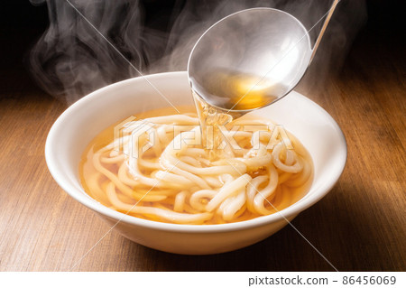 Sprinkle soup on udon 86456069