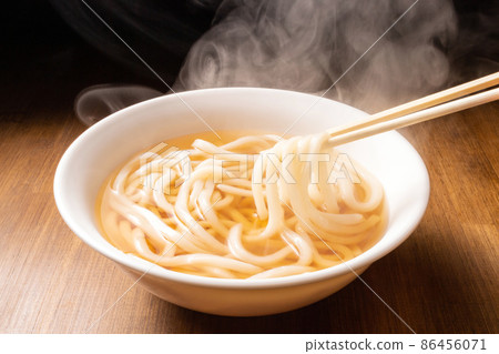 用筷子夾起烏冬面 86456071