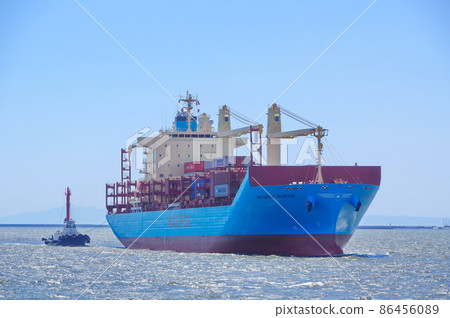 集裝箱船到港及靠泊風景大阪港 集裝箱船到港及靠泊風景大阪港 86456089