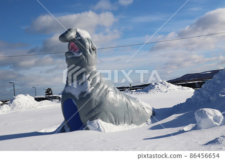 Midwinter seal statue 86456654