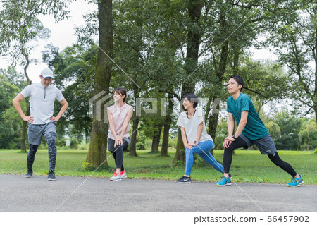 Young men and women enjoying sports 86457902