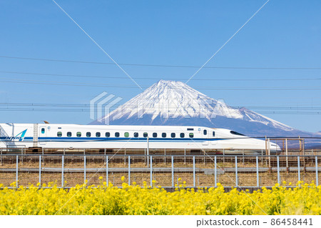 “靜岡縣”富士山和新幹線俯瞰油菜田 86458441