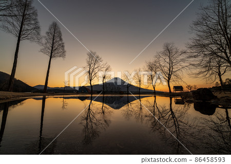 "Shizuoka Prefecture" Upside down in the early morning, a view of the pond where Mt. Fuji is reflected "Shizuoka Prefecture" Upside down in the early morning, a view of the pond where Mt. Fuji is reflected 86458593
