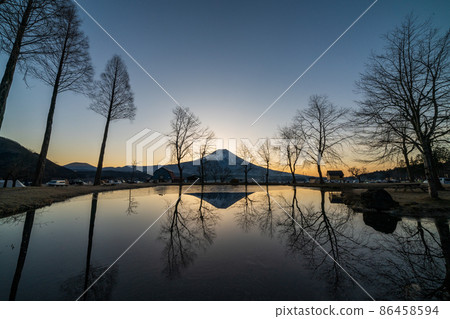 "Shizuoka Prefecture" Upside down in the early morning, a view of the pond where Mt. Fuji is reflected "Shizuoka Prefecture" Upside down in the early morning, a view of the pond where Mt. Fuji is reflected 86458594