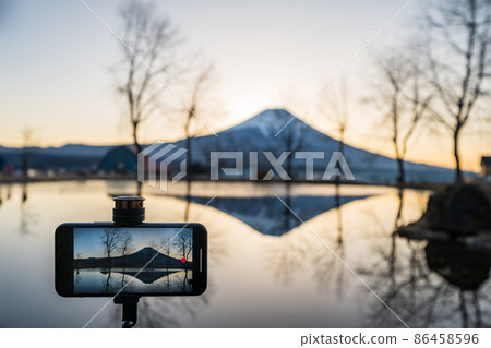 "Shizuoka Prefecture" Upside down in the early morning, a view of the pond where Mt. Fuji is reflected "Shizuoka Prefecture" Upside down in the early morning, a view of the pond where Mt. Fuji is reflected 86458596
