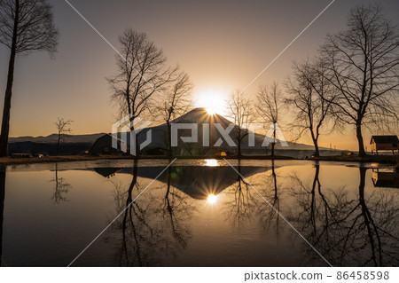 "Shizuoka Prefecture" Upside down in the early morning, a view of the pond where Mt. Fuji is reflected 86458598