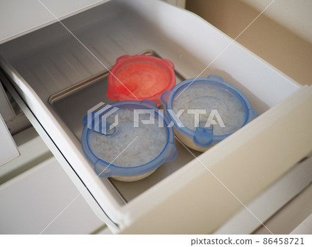 在攻絲機中冷凍米飯 86458721