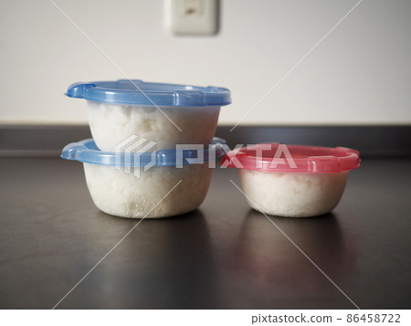 在攻絲機中冷凍米飯 在攻絲機中冷凍米飯 86458722