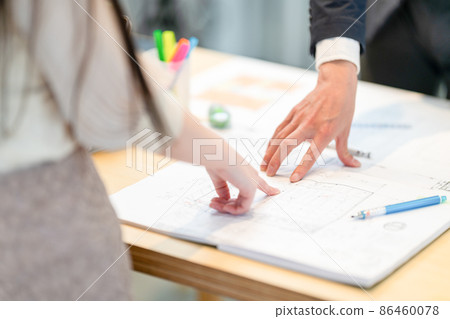 一級女建築師向男人解釋圖紙 一級女建築師向男人解釋圖紙 86460078
