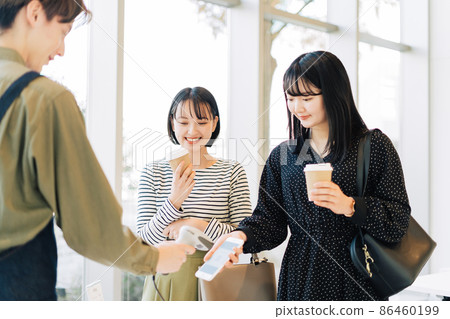 使用智能手機付款的兩名女性 86460199