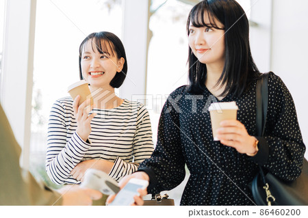 使用智能手機付款的兩名女性 86460200