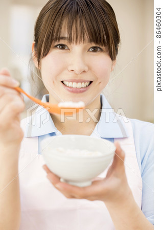餵粥的女護工 餵粥的女護工 86460304