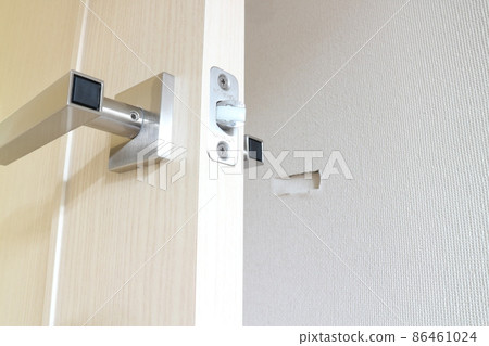 The doorknob hit the wall and a hole was opened ⑧ The doorknob hit the wall and a hole was opened ⑧ 86461024