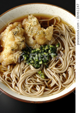 鳥瞰黑色背景中的海苔鹽漬蕎麥麵 86461147