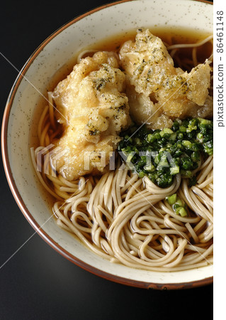 鳥瞰黑色背景中的海苔鹽漬蕎麥麵 86461148