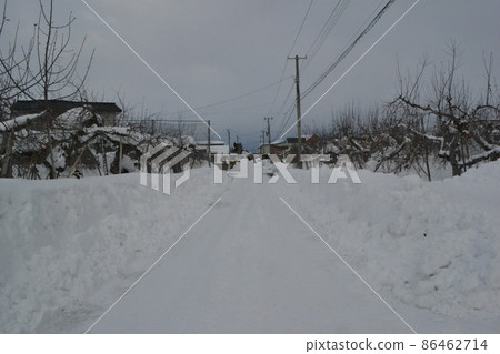 弘前市郊隆冬除雪的道路 86462714