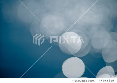 Shine of the water surface in the morning Shine of the water surface in the morning 86463146