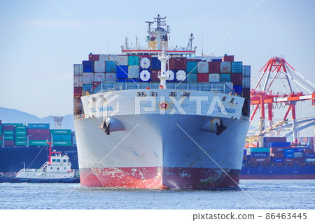 A container ship departing from Yumeshima Terminal Bath 86463445