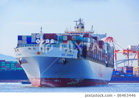 A container ship departing from Yumeshima Terminal Bath 86463446