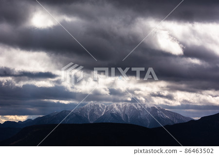 崎嶇的北海道三國山口，10 月 / 日本 86463502