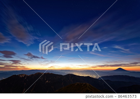 從南阿爾卑斯山北嶽山頂看到的黎明時分的虎山和富士山 從南阿爾卑斯山北嶽山頂看到的黎明時分的虎山和富士山 86463573