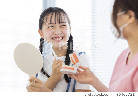 接受牙科刷牙指導的女孩 86463721