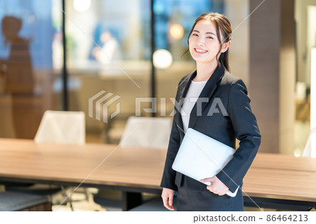 Female standing holding a laptop in a coworking space Photo cooperation: WEEK Shibadaimon (Sun Frontier Fudousan) Female standing holding a laptop in a coworking space Photo cooperation: WEEK Shibadaimon (Sun Frontier Fudousan) 86464213