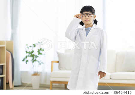 站立在客廳的一件白色外套的女孩 86464415