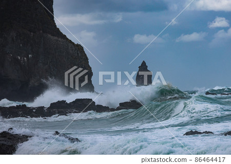 波濤洶湧的大海中的神威岩 波濤洶湧的大海中的神威岩 86464417