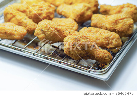 Southern crispy battered fried chicken wings, deep-fried chicken wings on the metal tray Southern crispy battered fried chicken wings, deep-fried chicken wings on the metal tray 86465473
