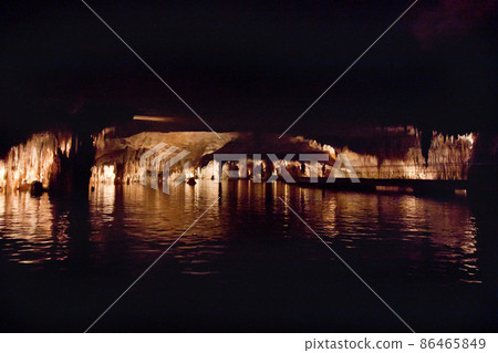 Incide the dragon caves with underground lake on island Majorca, Spain. 86465849